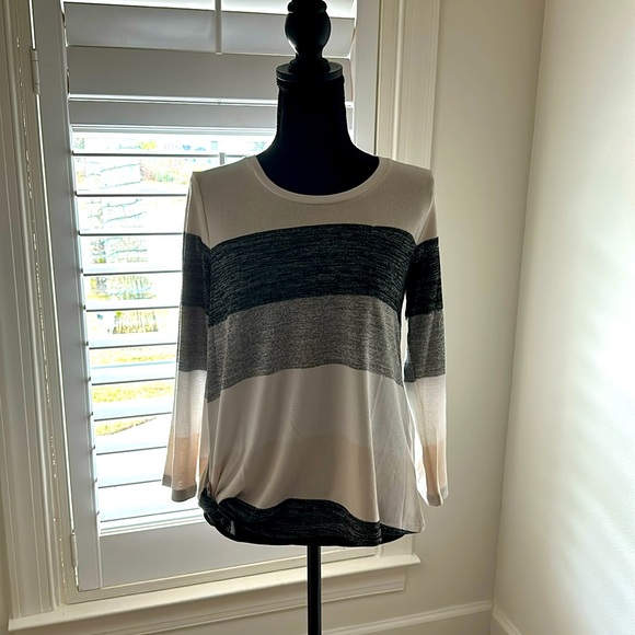 Lightweight sweater, never worn, excellent condition. - Picture 1 of 3